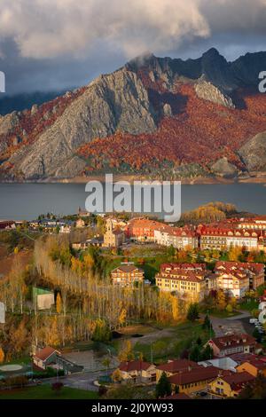 Riano Stadtbild bei Sonnenaufgang mit Gebirgslandschaft im Herbst im Nationalpark Picos de Europa, Spanien Stockfoto