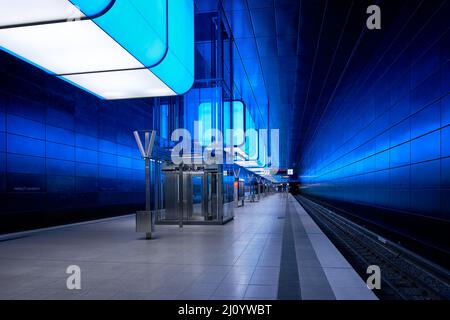 U-Bahn-Station mit blauer Ampel an der Universität in der Speicherstadt in Hamburg Stockfoto