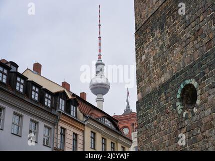 Berliner Fernsehturm an einem bewölkten Tag von der Nikolaikirche aus gesehen Stockfoto