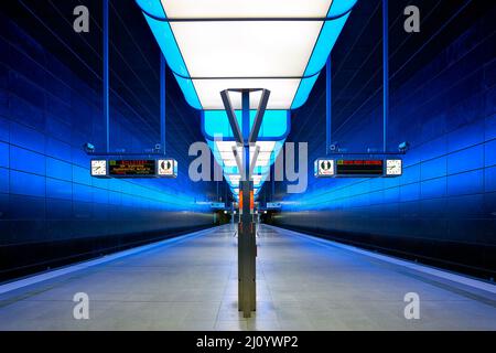 U-Bahn-Station mit blauer Ampel an der Universität in der Speicherstadt in Hamburg Stockfoto