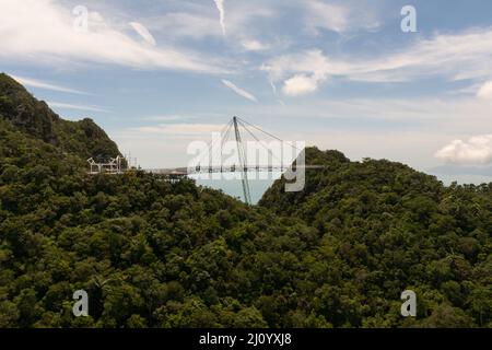 Luftaufnahme der Langkawi Skybridge auf dem Gipfel des Mount Gunung Machinchang auf der Insel Langkawi, Kedah, Malaysia. Stockfoto