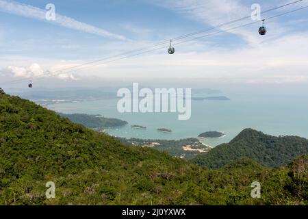 Seilbahn oder Langkawi Skycab, die Touristen vom orientalischen Dorf Teluk Burau zur Langkawi Skybridge auf dem Gipfel des Mount Gunung Machinch bringen Stockfoto