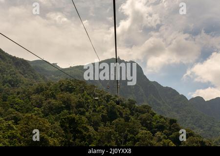 Mit der Seilbahn oder dem Langkawi Skycab fahren Sie vom orientalischen Dorf Teluk Burau zur Langkawi Skybridge auf dem Gipfel des Mount Gunung Machinchang auf dem IS Stockfoto