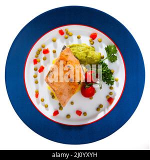 Draufsicht auf geröstetes Forellenfilet mit Kartoffelpüree und Guacamole Stockfoto