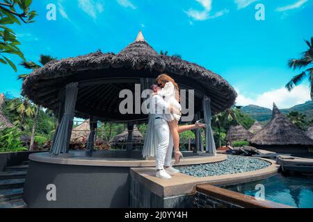 Zwei Liebhaber in einem luxuriösen tropischen Hotel, Seychellen Stockfoto