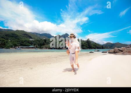 Glückliches Paar genießt das Leben auf einer tropischen Paradiesinsel, den Seychellen Stockfoto