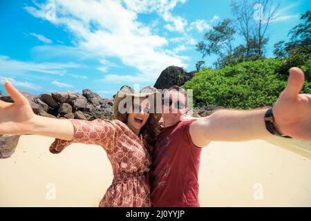 Glückliches Paar genießt das Leben auf einer tropischen Paradiesinsel, den Seychellen Stockfoto