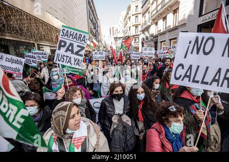 Madrid, Spanien. 13.. November 2021. Die Demonstranten halten während der Demonstration Plakate, auf denen ihre Meinung zum Ausdruck kommt. Tausende von Menschen demonstrieren beim Marsch für die Freiheit des saharauischen Volkes in Madrid. (Bild: © Jorge Contreras Soto/SOPA Images via ZUMA Press Wire) Stockfoto