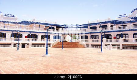 Terrasse und Dachterrassen in einem Gebäude in Puerto del Carmen, Lanzarote, Kanarische Inseln, Spanien, Europa Stockfoto