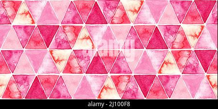 Geometrisches nahtloses Muster aus heißen rosa Dreiecken, roter Aquarell-Textur-Hintergrund mit nassem Aquarell-Wash- und Salzeffekt Stockfoto
