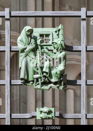 Sternzeichen-Statue auf dem Geländer der St.-Veits-Kathedrale Stockfoto