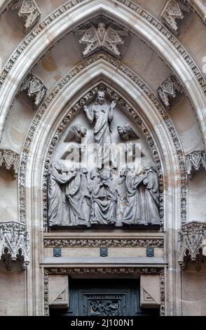 Detail einer Seitentür der St.-Veits-Kathedrale in Prag Stockfoto