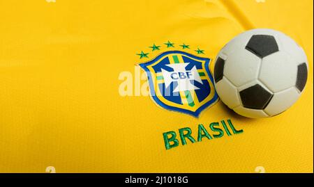 São PAULO, BRASILIEN - 23. JUNI 2018: Das nationale Symbol oder Logo der brasilianischen Fußballmannschaft mit dem Namen „CBF“ und Fußball. Football Editorial Image con Stockfoto