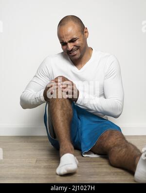 Frontansicht Mann mit Knieschmerzen Stockfoto