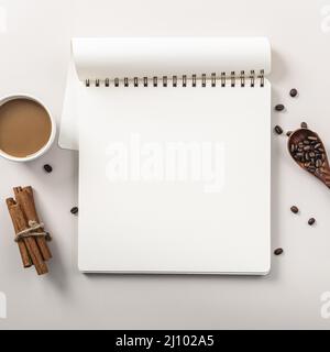 Flaches Notizbuch mit Zimtstangen für Kaffeetassen Stockfoto