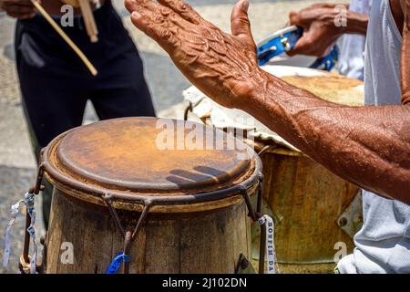 Musiker spielen traditionelle Instrumente, die in Capoeira verwendet werden, einer Mischung aus Kampf und Tanz aus afro-brasilianischer Kultur in den Straßen von Pelourinho in Salva Stockfoto