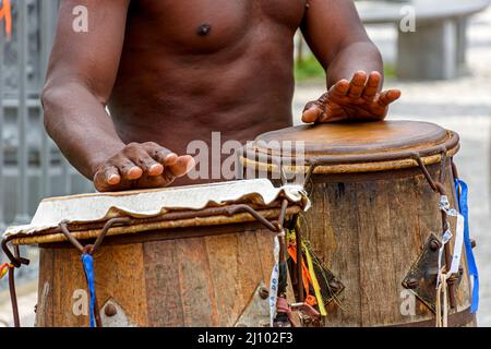 Musiker spielen traditionelle Instrumente, die in Capoeira verwendet werden, einer Mischung aus Kampf und Tanz aus afro-brasilianischer Kultur Stockfoto