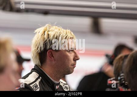 Cowes, Australien. 20. März 2022. Chaz Mostert in der Boxenwerkstatt während des Rennens 2 der Fanatec GT World Challenge Australia auf dem Phillip Island Grand Prix Circuit. Kredit: SOPA Images Limited/Alamy Live Nachrichten Stockfoto