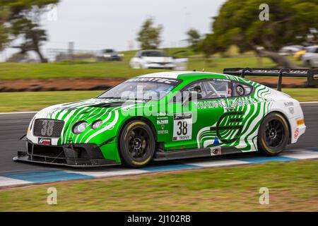 Cowes, Australien. 20. März 2022. Michael Bailey (#38 Trading Garage/The Motorists Bentley GT3) beim Rennen 2 der Fanatec GT World Challenge Australia auf dem Phillip Island Grand Prix Circuit. Kredit: SOPA Images Limited/Alamy Live Nachrichten Stockfoto