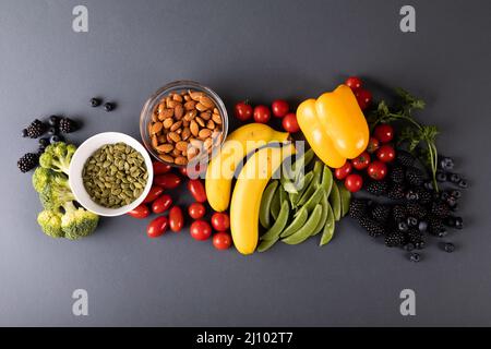 Direkt über Schuss verschiedener Früchte, Gemüse und Nüsse auf dem Tisch Stockfoto