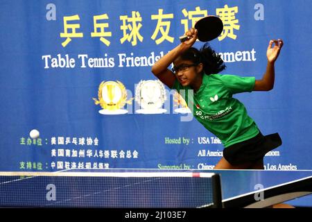 (220321) -- LOS ANGELES, 21. März 2022 (Xinhua) -- Ein Spieler nimmt an einem Ping-Pong Freundschaftsturnier in Los Angeles, USA, am 20. März 2022 Teil. Hier fand am Sonntag ein Freundschaftsspiel zum Tischtennis statt, um den 50.. Jahrestag der "Ping-Pong-Diplomatie" zwischen China und den Vereinigten Staaten zu feiern. Die Gedenkveranstaltung wurde gemeinsam vom USA Table Tennis (USATT) und der All American Chinese Association organisiert. (Xinhua) Stockfoto