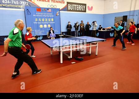 (220321) -- LOS ANGELES, 21. März 2022 (Xinhua) -- Connie Sweeris (2. L) und ihr Mann Dell Sweeris (1. L), ein US-amerikanisches Paar, das einst die eisbrechende 'Ping-Pong-Diplomatie' in den 1970s als Tischtennisspieler erlebte, spielen ein Ausstellungsspiel mit USATT's Chief Executive Officer Virginia Sung (1. R) Und der chinesische Generalkonsul in Los Angeles Zhang Ping (2. R) in Los Angeles, USA, 20. März 2022. Hier fand am Sonntag ein Freundschaftsspiel zum Tischtennis statt, um den 50.. Jahrestag der "Ping-Pong-Diplomatie" zwischen China und den Vereinigten Staaten zu feiern. Die Gedenkveranstaltung wa Stockfoto