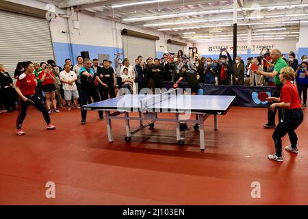 (220321) -- LOS ANGELES, 21. März 2022 (Xinhua) -- Connie Sweeris (1. R) und ihr Mann Dell Sweeris (2. R), ein US-Paar, das einst die eisbrechende 'Ping-Pong-Diplomatie' in den 1970s als Tischtennisspieler erlebte, spielen ein Ausstellungsspiel mit USATT's Chief Executive Officer Virginia Sung (1. L) Und der chinesische Generalkonsul in Los Angeles Zhang Ping (2. l) in Los Angeles, USA, 20. März 2022. Hier fand am Sonntag ein Freundschaftsspiel zum Tischtennis statt, um den 50.. Jahrestag der "Ping-Pong-Diplomatie" zwischen China und den Vereinigten Staaten zu feiern. Die Gedenkveranstaltung wa Stockfoto