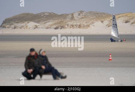 St. Peter Ording, Deutschland. 21. März 2022. Ein Strandsegler rast über den Nordseestrand. Kredit: Marcus Brandt/dpa/Alamy Live Nachrichten Stockfoto