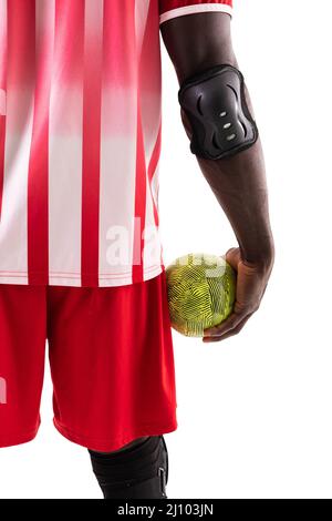 Mittelteil des afroamerikanischen männlichen Handballsportlers mit grüner Kugel auf weißem Hintergrund Stockfoto