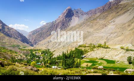 Panoramablick auf das Yaghnob-Tal und ein Bergdorf in Tadschikistan Stockfoto