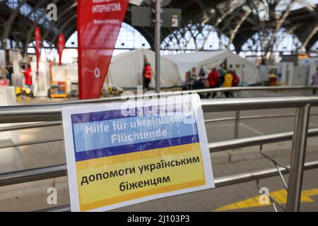 Leipzig, Deutschland. 21. März 2022. Flüchtlinge stehen vor einer Notunterkunft am Leipziger Hauptbahnhof. Hier werden die Flüchtlinge von Freiwilligen aufgenommen und betreut. Nach Angaben der Vereinten Nationen sind bereits mehr als 3,1 Millionen Menschen aus der Ukraine geflohen. Quelle: Jan Woitas/dpa-Zentralbild/dpa/Alamy Live News Stockfoto