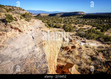 Wanderweg durch das Dorf Tsankawi im Bandeliers National Monument, New Mexico Stockfoto