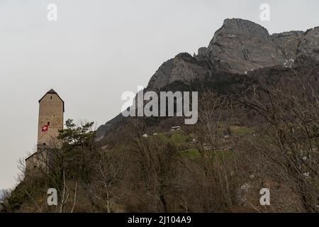 Sargans, Schweiz, 16. März 2022 Historisches und majestätisches altes Schloss auf einem Hügel Stockfoto