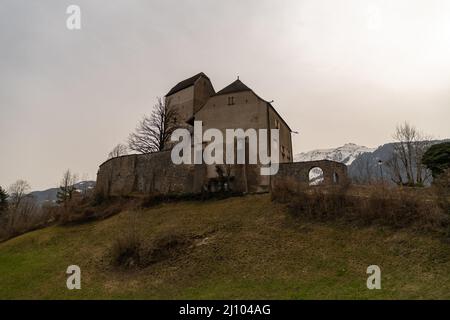 Sargans, Schweiz, 16. März 2022 Historisches und majestätisches altes Schloss auf einem Hügel Stockfoto