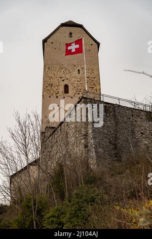 Sargans, Schweiz, 16. März 2022 Historisches und majestätisches altes Schloss auf einem Hügel Stockfoto