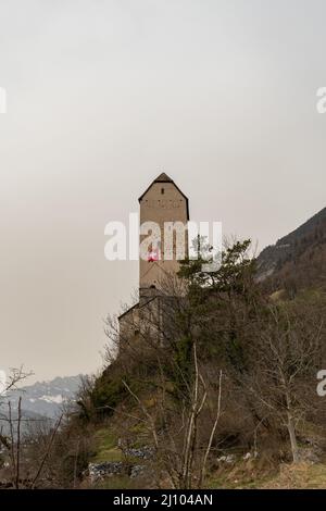 Sargans, Schweiz, 16. März 2022 Historisches und majestätisches altes Schloss auf einem Hügel Stockfoto