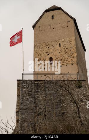 Sargans, Schweiz, 16. März 2022 Historisches und majestätisches altes Schloss auf einem Hügel Stockfoto