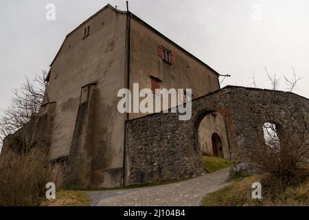 Sargans, Schweiz, 16. März 2022 Historisches und majestätisches altes Schloss auf einem Hügel Stockfoto