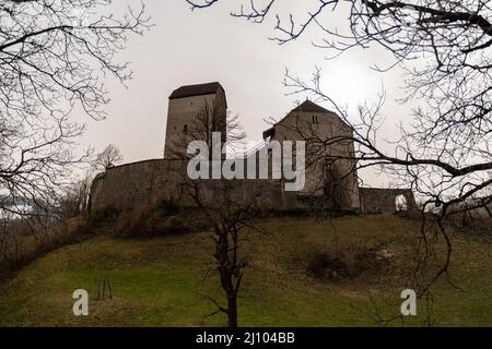 Sargans, Schweiz, 16. März 2022 Historisches und majestätisches altes Schloss auf einem Hügel Stockfoto