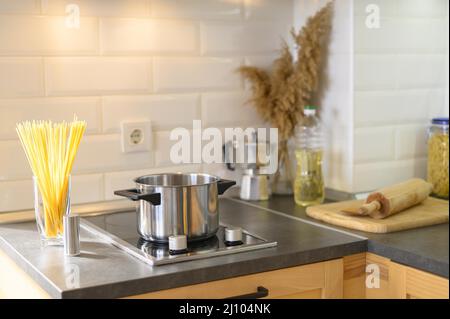 Moderne Wohnküche mit Nudelglas Stockfoto