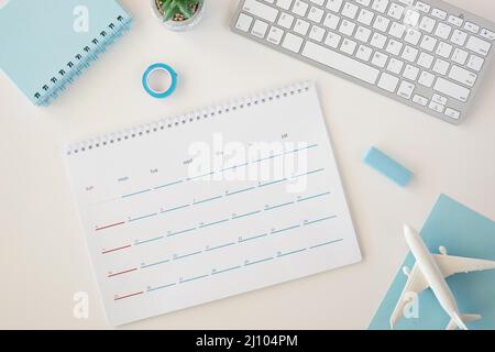 Plankalender mit blauem Zubehör Stockfoto