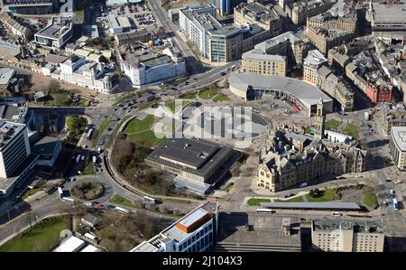 Luftaufnahme aus dem Osten des Stadtzentrums von Bradford, mit Rathaus, Centenary Square, City Park, Mirror Pool und verschiedenen städtischen Gebäuden prominent Stockfoto