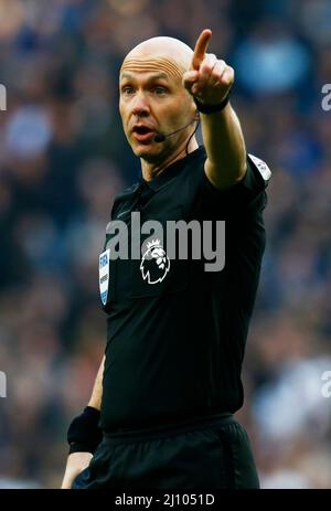 LONDON, England - 20. MÄRZ: Schiedsrichter Anthony Taylor während der Premier League zwischen Tottenham Hotspur und West Ham United im Tottenham Hotspur Stadion, Stockfoto