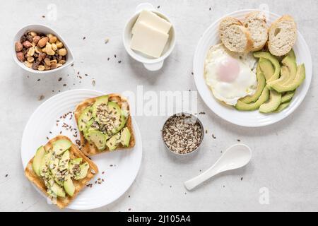Toast mit Avocado-Spiegelei Stockfoto