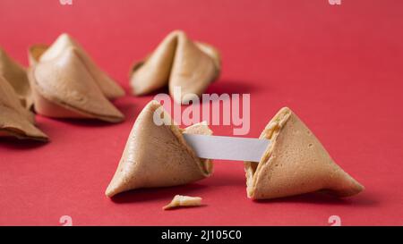 Chinesisches Neujahrs-Konzept mit Glückskekse Stockfoto