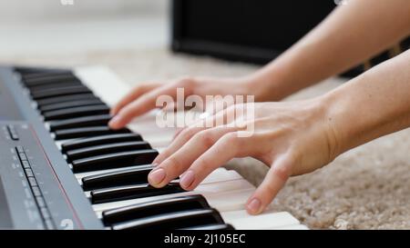 Nahaufnahme einer Musikerin, die Klavier spielt Stockfoto