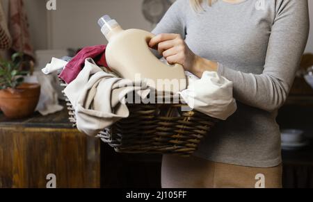 Nahaufnahme Frau hält Wäschekorb Stockfoto