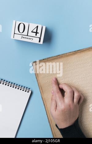 Nahaufnahme der Hand beim Lesen des Braille-Alphabets Stockfoto