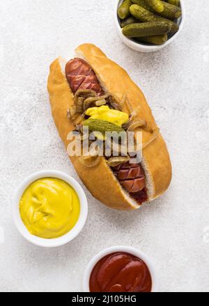 Draufsicht köstliche Hot Dog mit Zwiebeln Stockfoto