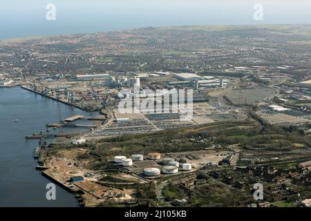 Luftaufnahme von Jarrow und South Sheilds Area, Tyne & Wear (aufgenommen aus dem Westen mit der Tyne-Mündung auf der linken Seite und der Nordsee dahinter) Stockfoto